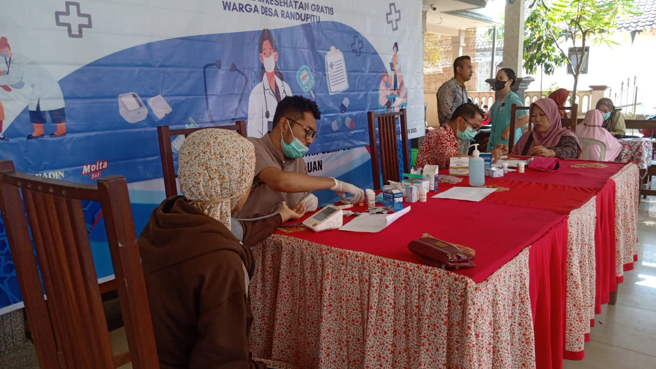 Gambar PT. Etika Dairies Indonesia berkontribusi dalam bidang kesehatan untuk warga Desa Randupitu