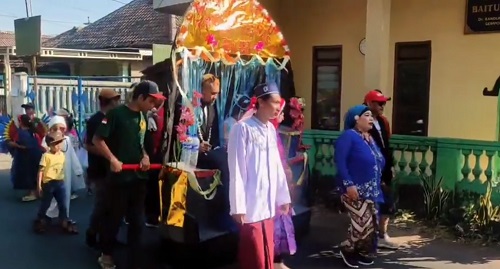 Gambar Berita Dusun Randupitu RW 03 Menggelar Jalan Santai Hias dengan Nuansa Teaterikal Pernikahan yang Memukau