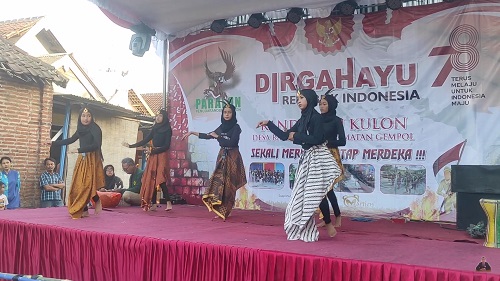 Gambar Berita Pentas Seni "Panggung Kreativitas" oleh RW 03 Dusun Randupitu Meriahkan Peringatan HUT RI ke-78